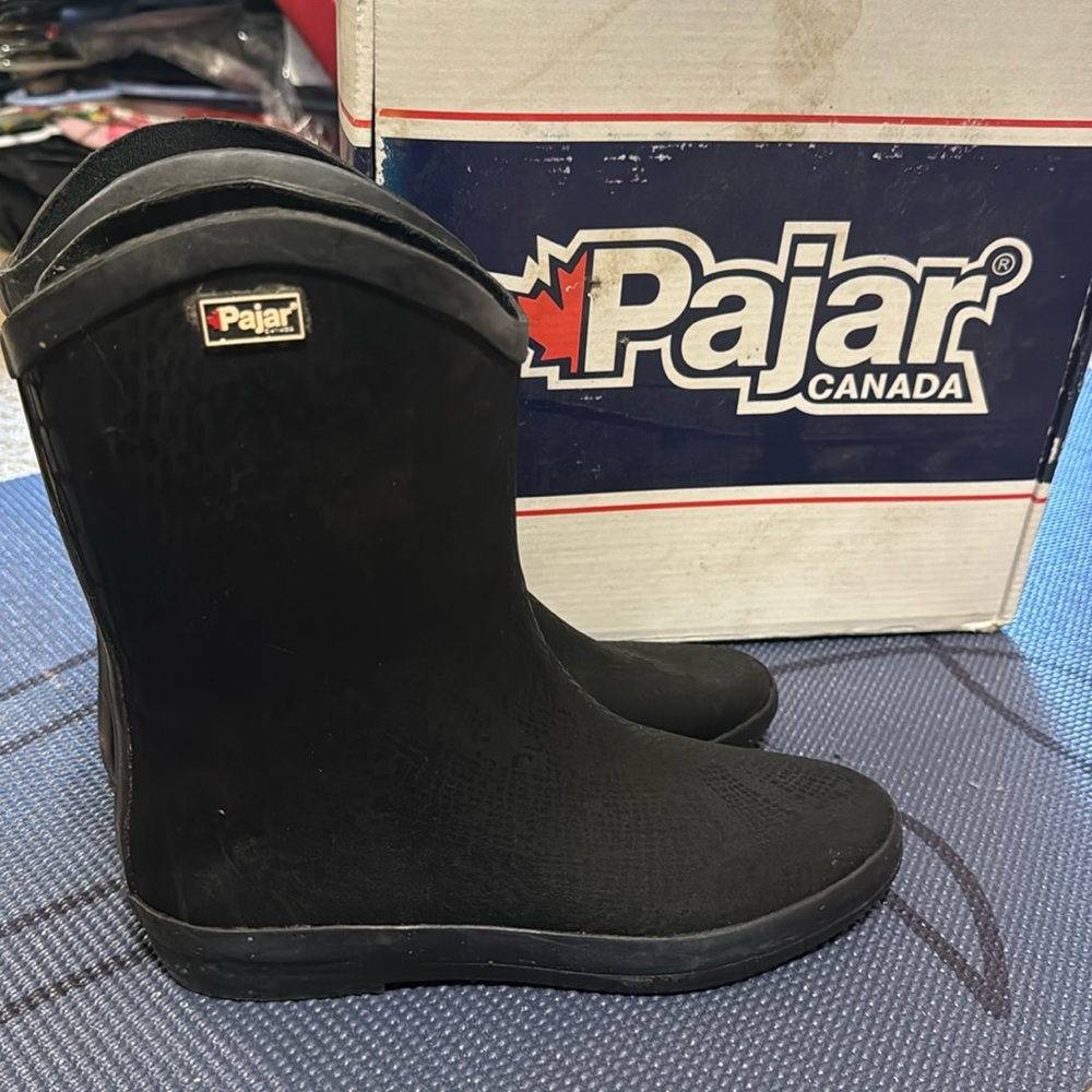 Like new Pajar rainboot sz 6-6.5